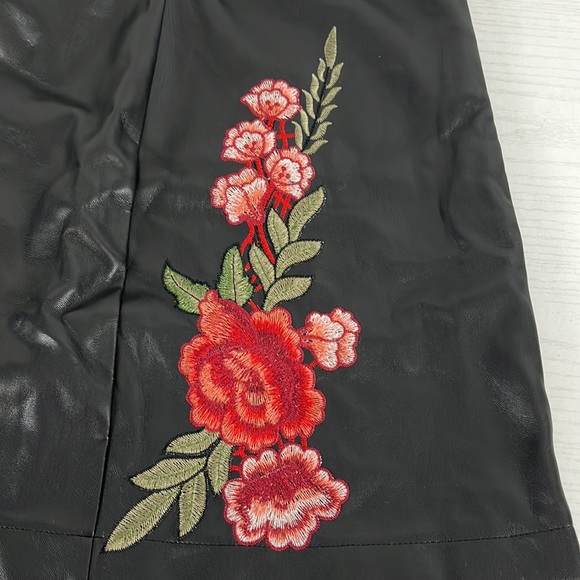 BoomBoom Jeans Black Red Rose Leather Skirt Size Medium - Picture 2 of 10